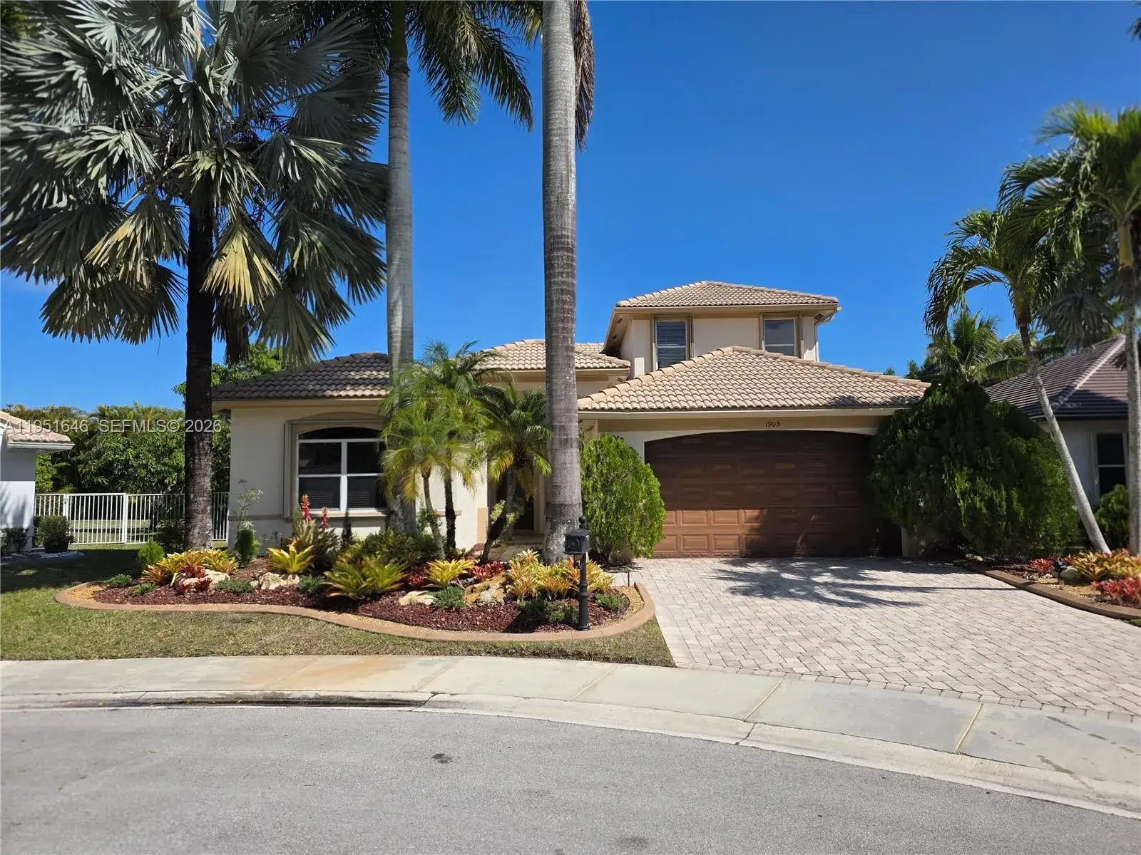 6 bedroom 4 bath Residential for sale at 1905 Harbor View Cir, Weston FL 33327