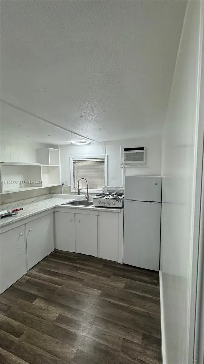 1 bedroom 1 bath Residential Lease for rent at 601 NE 4th Ct # 7B, Hallandale Beach FL 33009