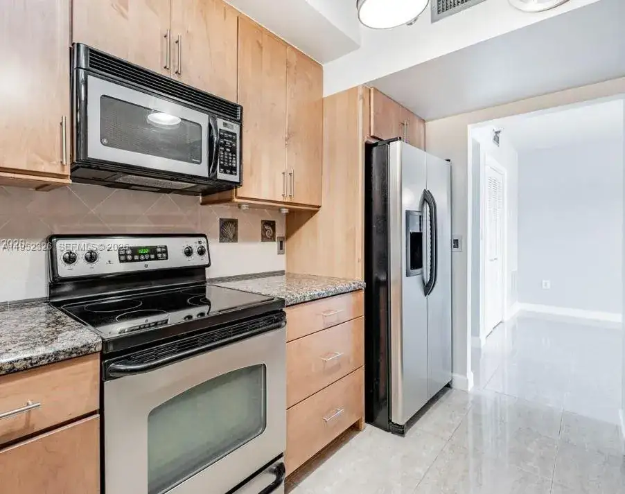 1 bedroom 1 bath Residential for sale at 4001 Hillcrest Dr # 914, Hollywood FL 33021
