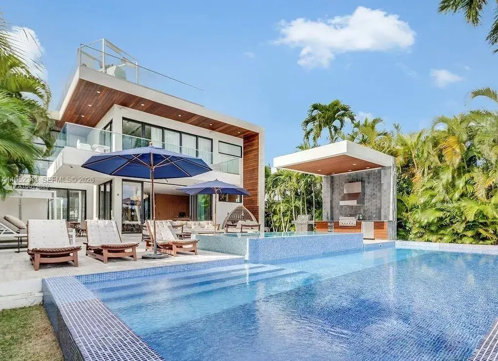 4 bedroom 4 bath Residential Lease for rent at 321 E Dilido Dr, Miami Beach FL 33139