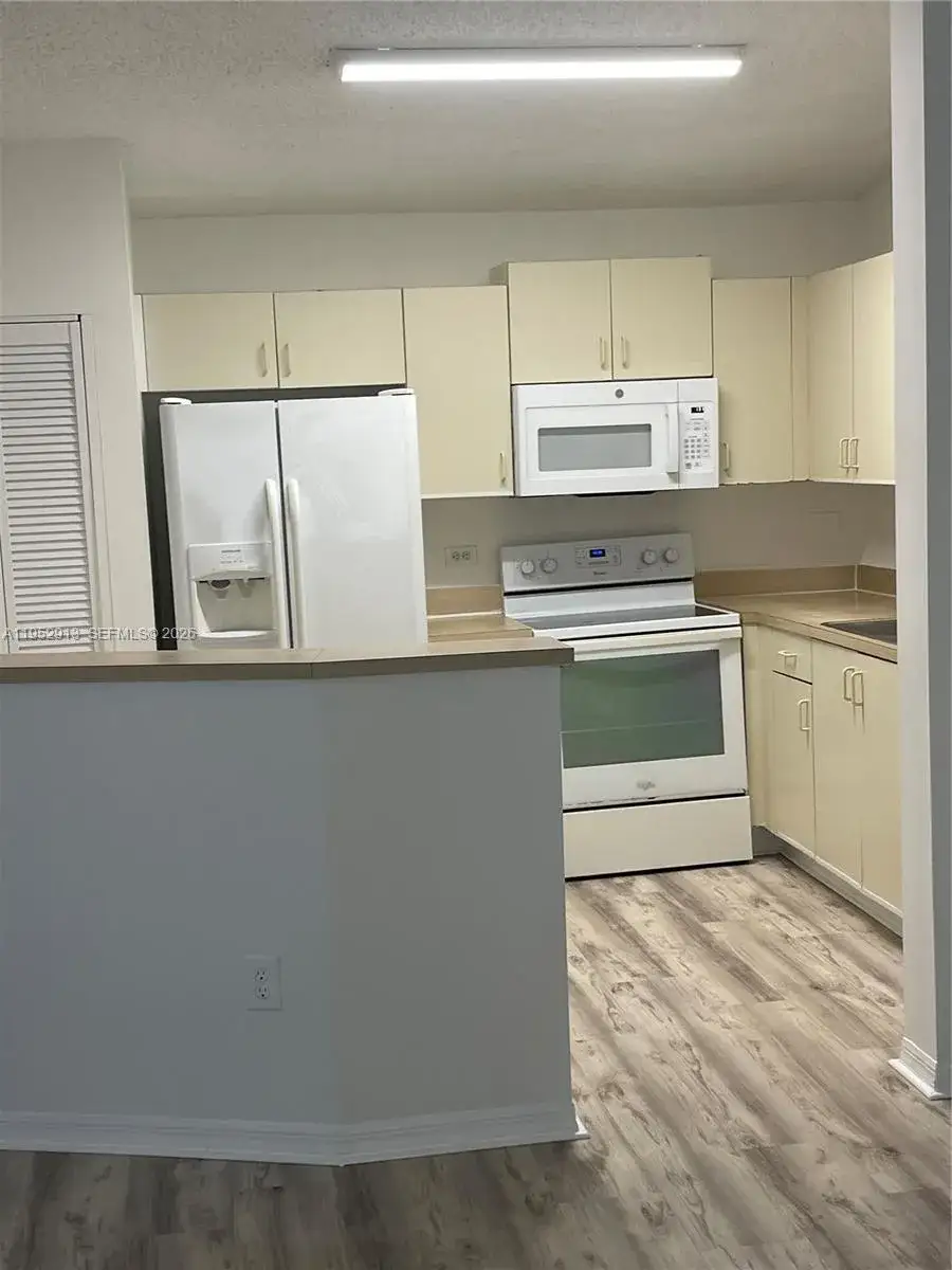2 bedroom 1 bath Residential Lease for rent at 3630 N 56th Ave # 314, Hollywood FL 33021