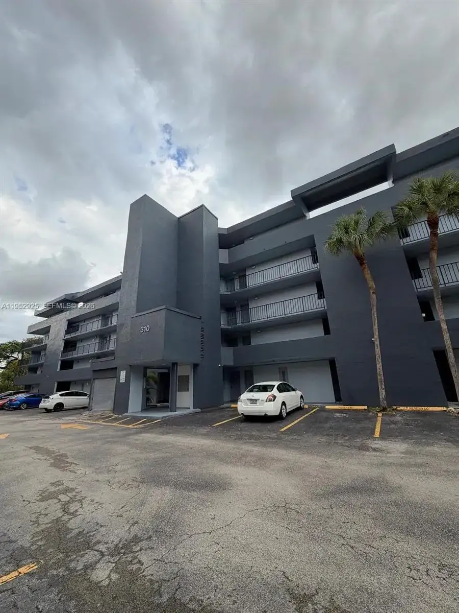 2 bedroom 1 bath Residential for sale at 310 Fontainebleau Blvd # 206, Miami FL 33172