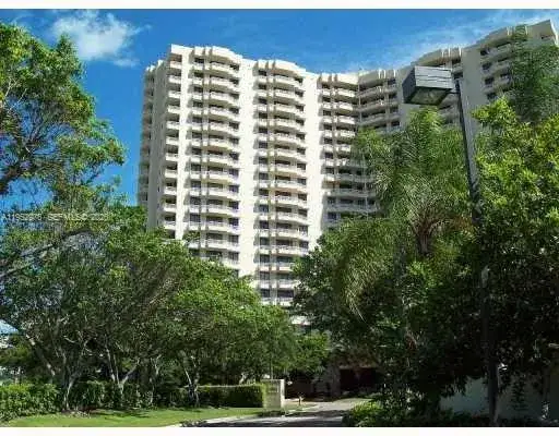 2 bedroom 2 bath Residential for sale at 3300 NE 192nd St # 914, Aventura FL 33180