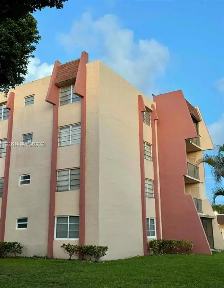 3 bedroom 2 bath Residential for sale at 13715 Kendale Lakes Cir # 116, Miami FL 33183