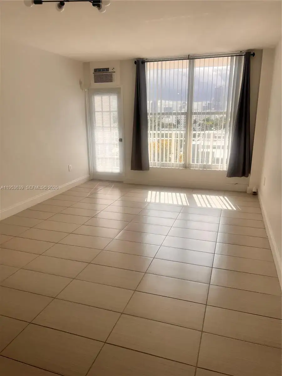 1 bedroom 1 bath Residential Lease for rent at 1300 Lincoln Rd # B902, Miami Beach FL 33139