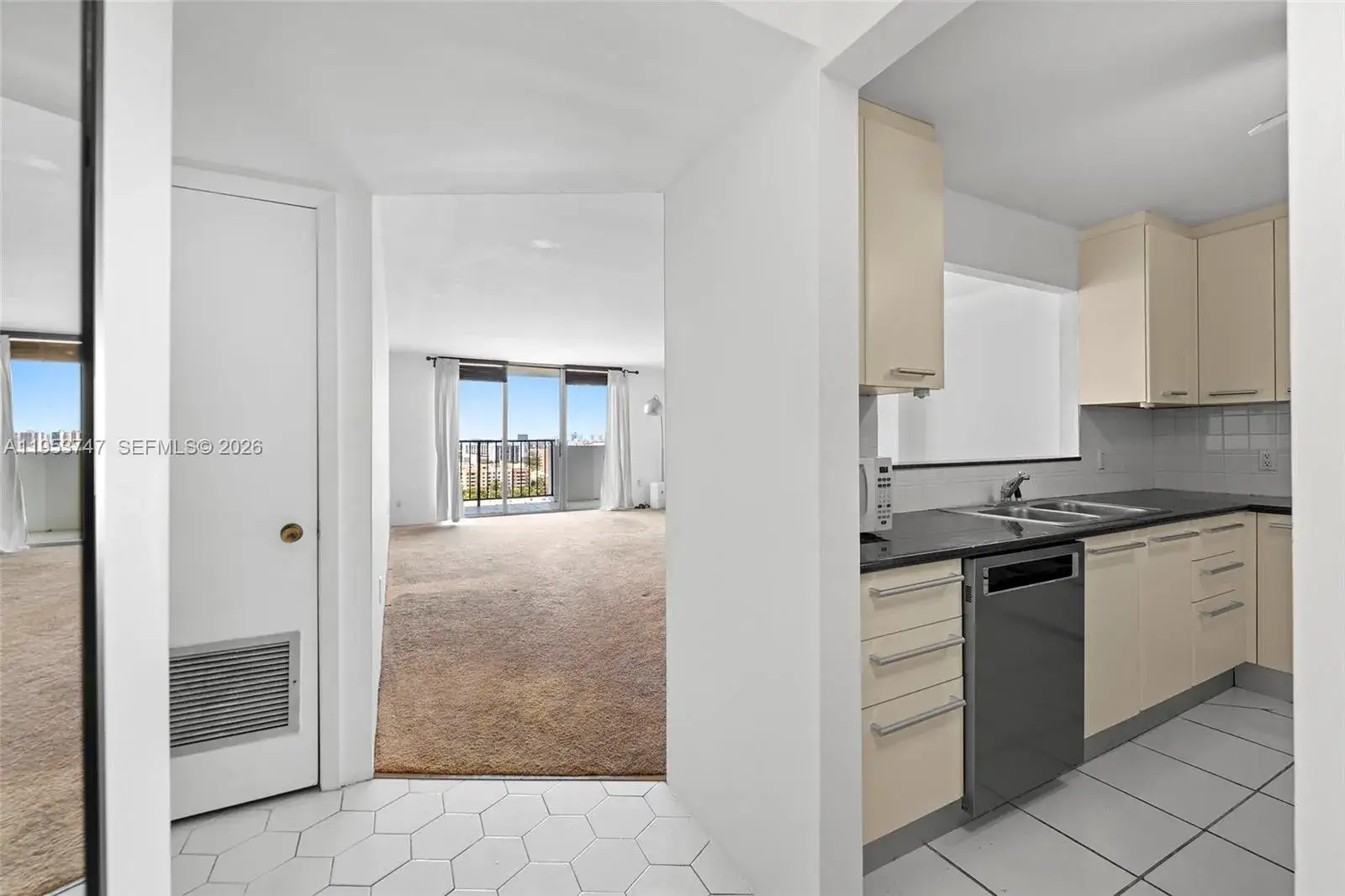 1 bedroom 1 bath Residential for sale at 2780 NE 183rd St # 1911, Aventura FL 33160