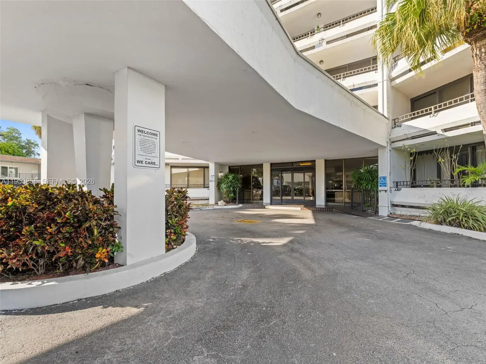3 bedroom 2 bath Residential for sale at 13953 Kendale Lakes Cir # B205, Miami FL 33183