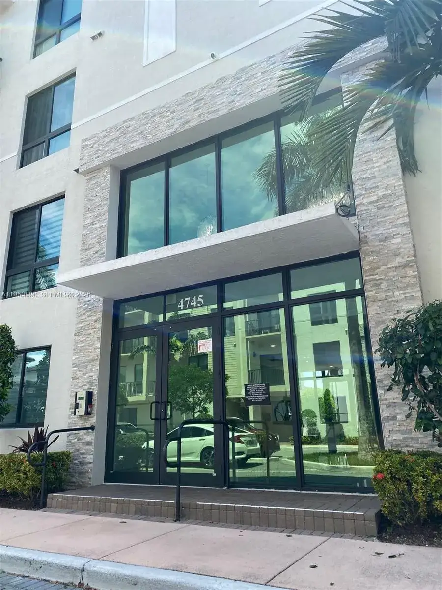 2 bedroom 2 bath Residential Lease for rent at 4745 NW 84th Ct # 48, Doral FL 33166