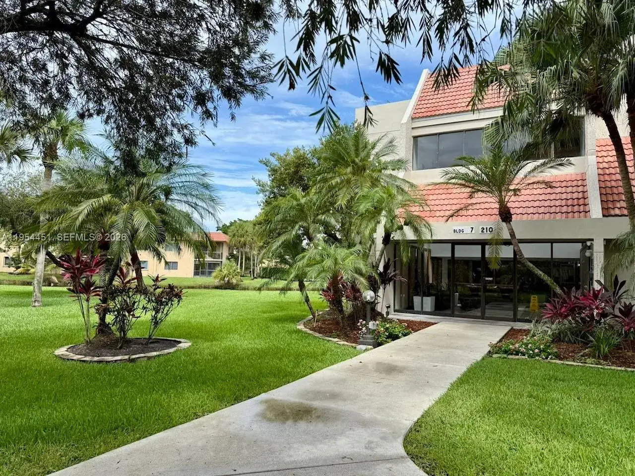 1 bedroom 1 bath Residential Lease for rent at 210 Lakeview Dr # 102, Weston FL 33326