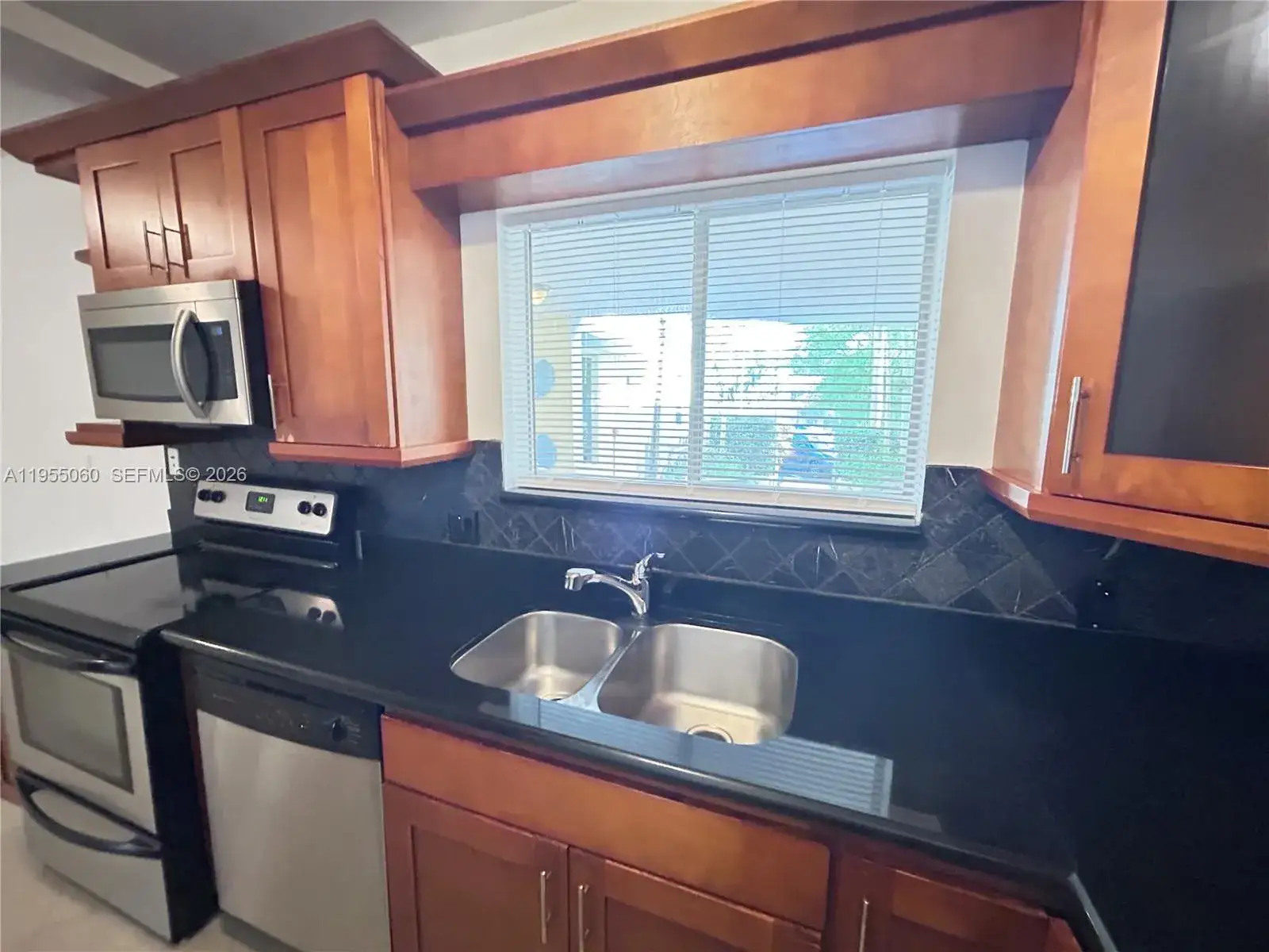 1 bedroom 1 bath Residential Lease for rent at 2880 Pine Tree Dr # 9, Miami Beach FL 33140