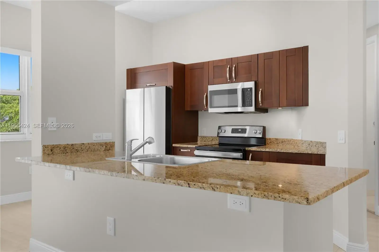 1 bedroom 1 bath Residential for sale at 20000 E Country Club Dr # 402, Aventura FL 33180