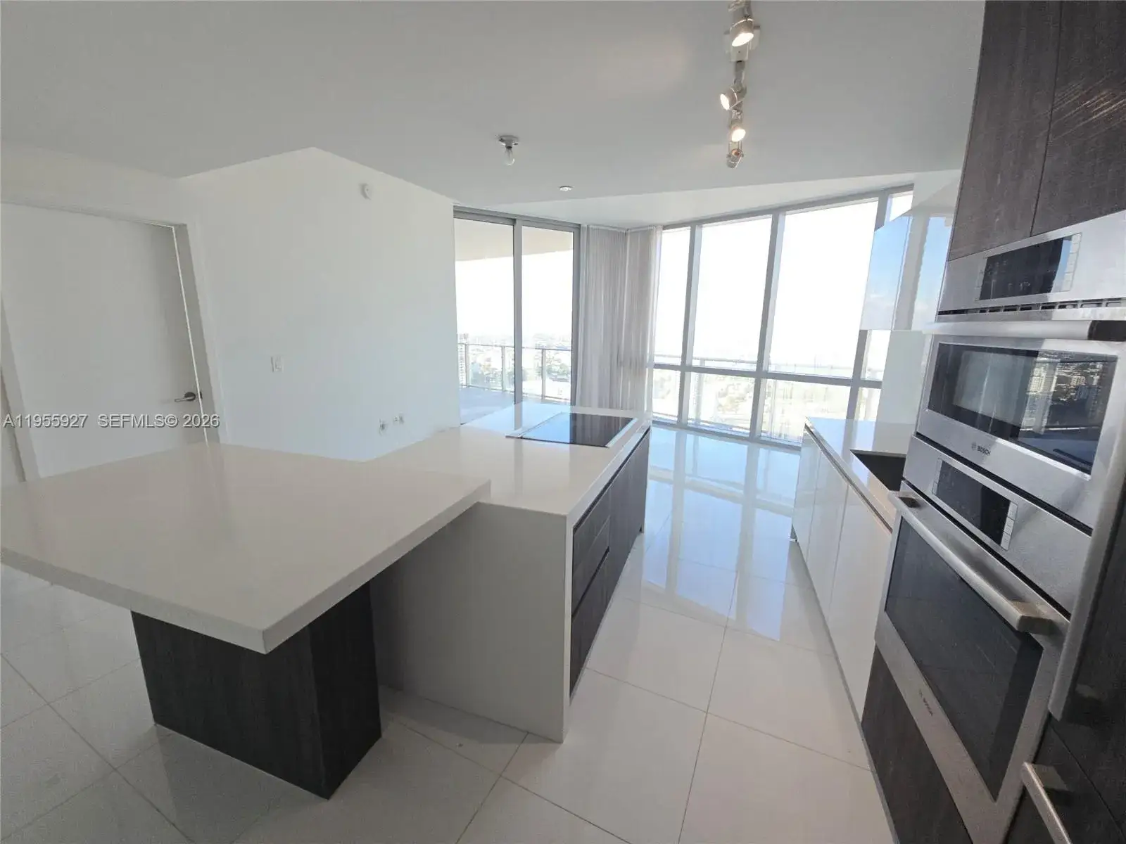 1 bedroom 2 bath Residential for sale at 851 NE 1st Ave # 4604, Miami FL 33132