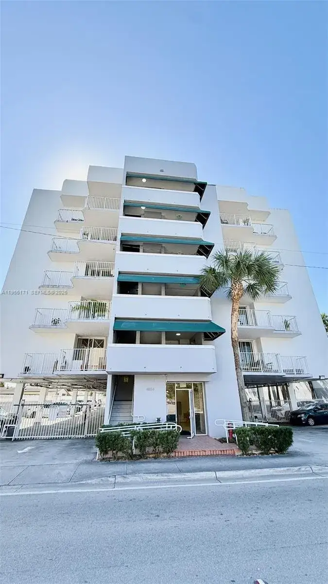 2 bedroom 2 bath Residential Lease for rent at 4854 NW 7th St # 508, Miami FL 33126