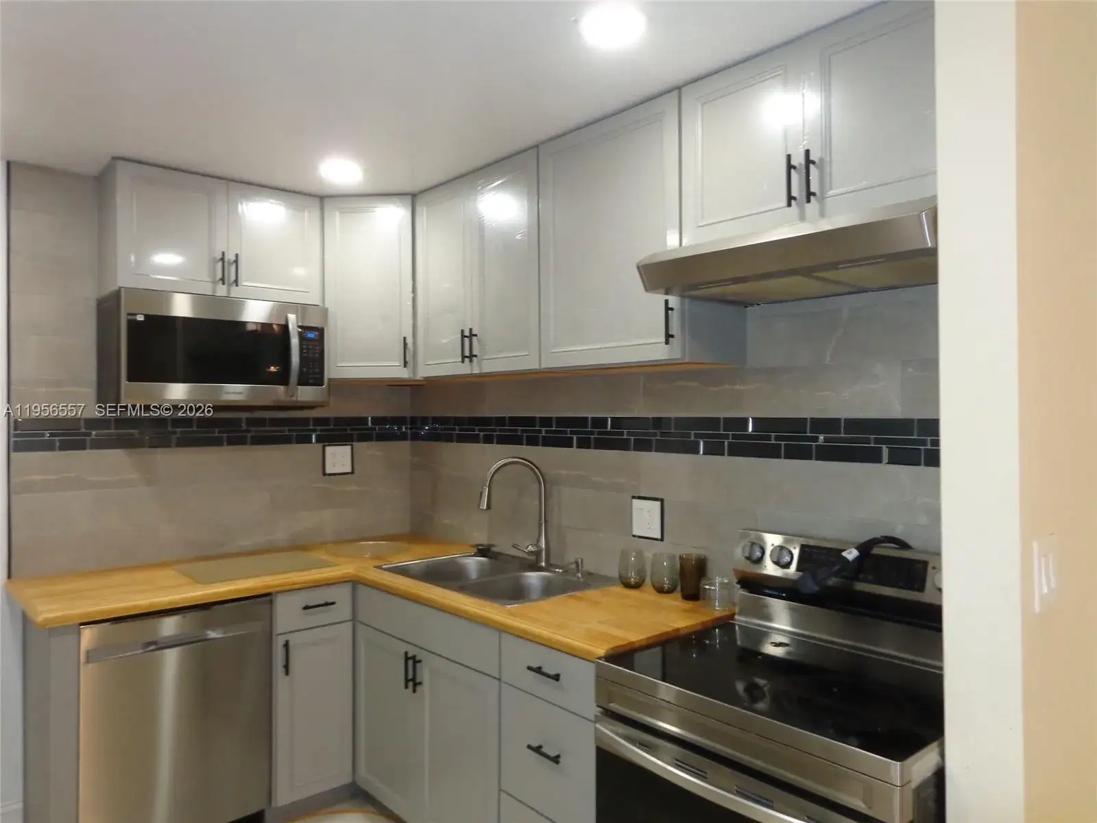 2 bedroom 2 bath Residential for sale at 4172 Inverrary Dr # 110, Lauderhill FL 33319