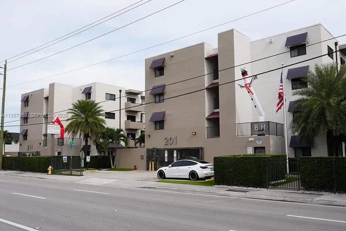 2 bedroom 2 bath Residential Lease for rent at 211 NW 72nd Ave # 301, Miami FL 33126