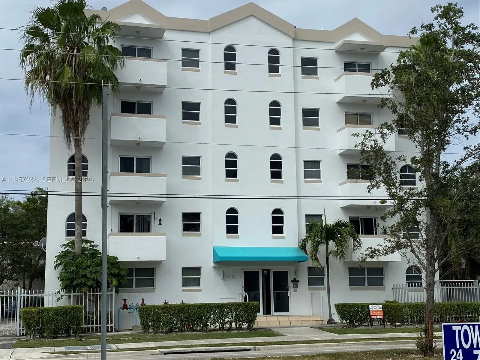 1 bedroom 2 bath Residential for sale at 3052 SW 27th Ave # 301, Miami FL 33133