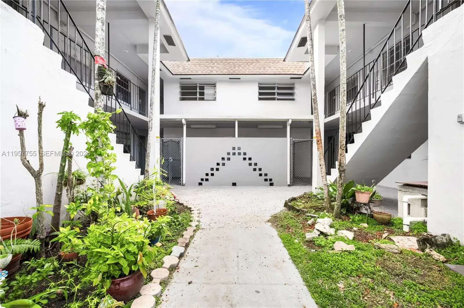 1 bedroom 1 bath Residential Lease for rent at 10375-35-55 SW 40th St # 0, Miami FL 33165