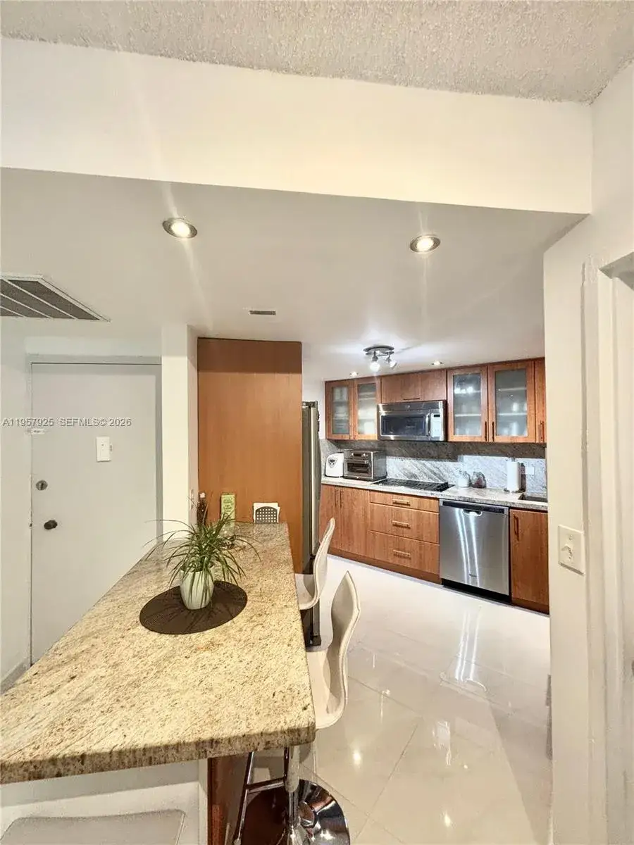 2 bedroom 2 bath Residential Lease for rent at 999 Brickell Bay Dr # 1905, Miami FL 33131