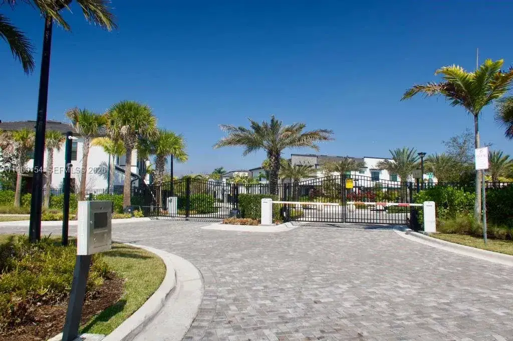 8352 NW 7th Pl, Plantation FL 33324