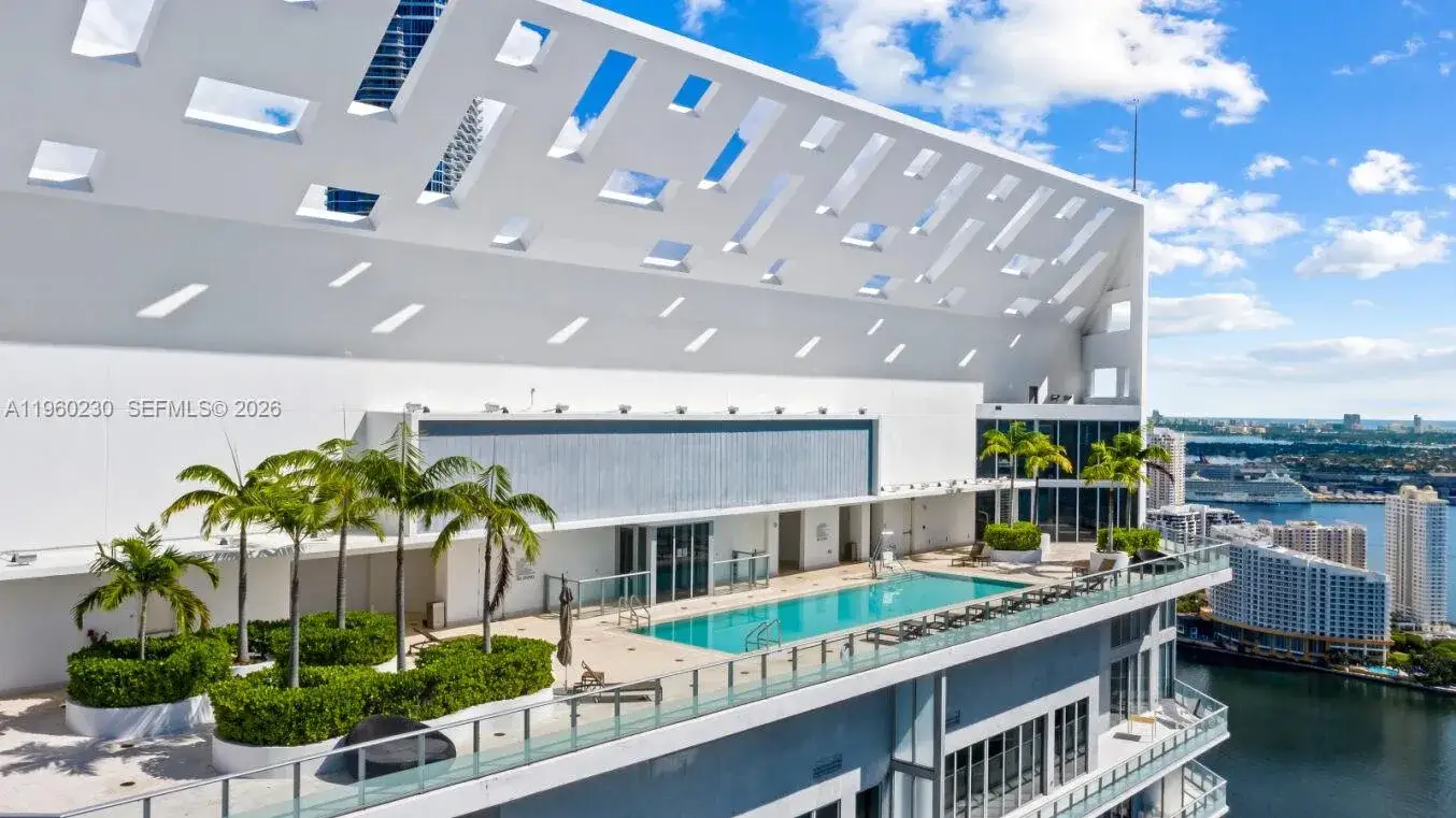 1 bath Residential for sale at 1300 Brickell Bay Dr # 2700, Miami FL 33131