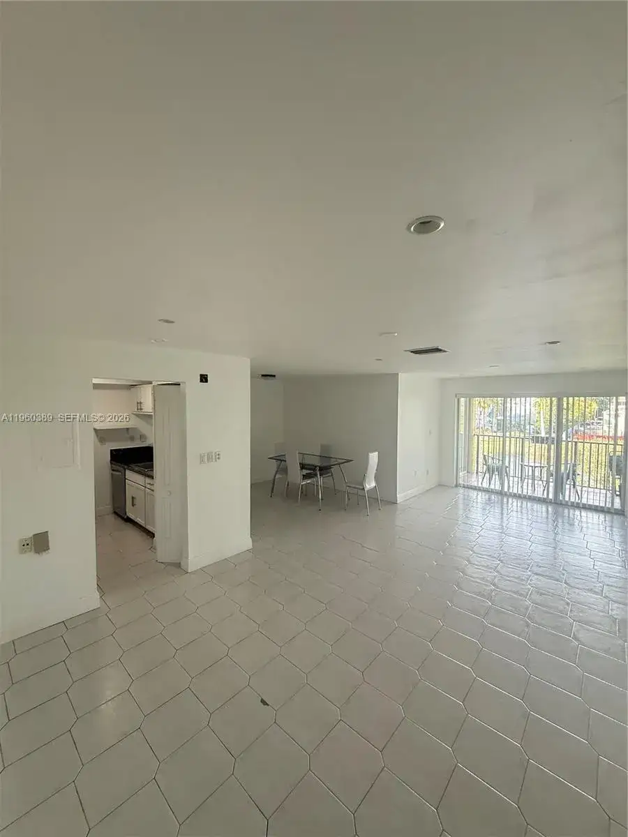 3 bedroom 2 bath Residential Lease for rent at 15470 SW 82nd Ln # 332, Miami FL 33193