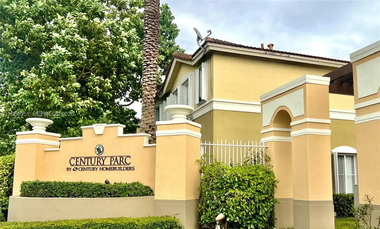 3 bedroom 2 bath Residential Lease for rent at 8970 W Flagler St # 212, Miami FL 33174
