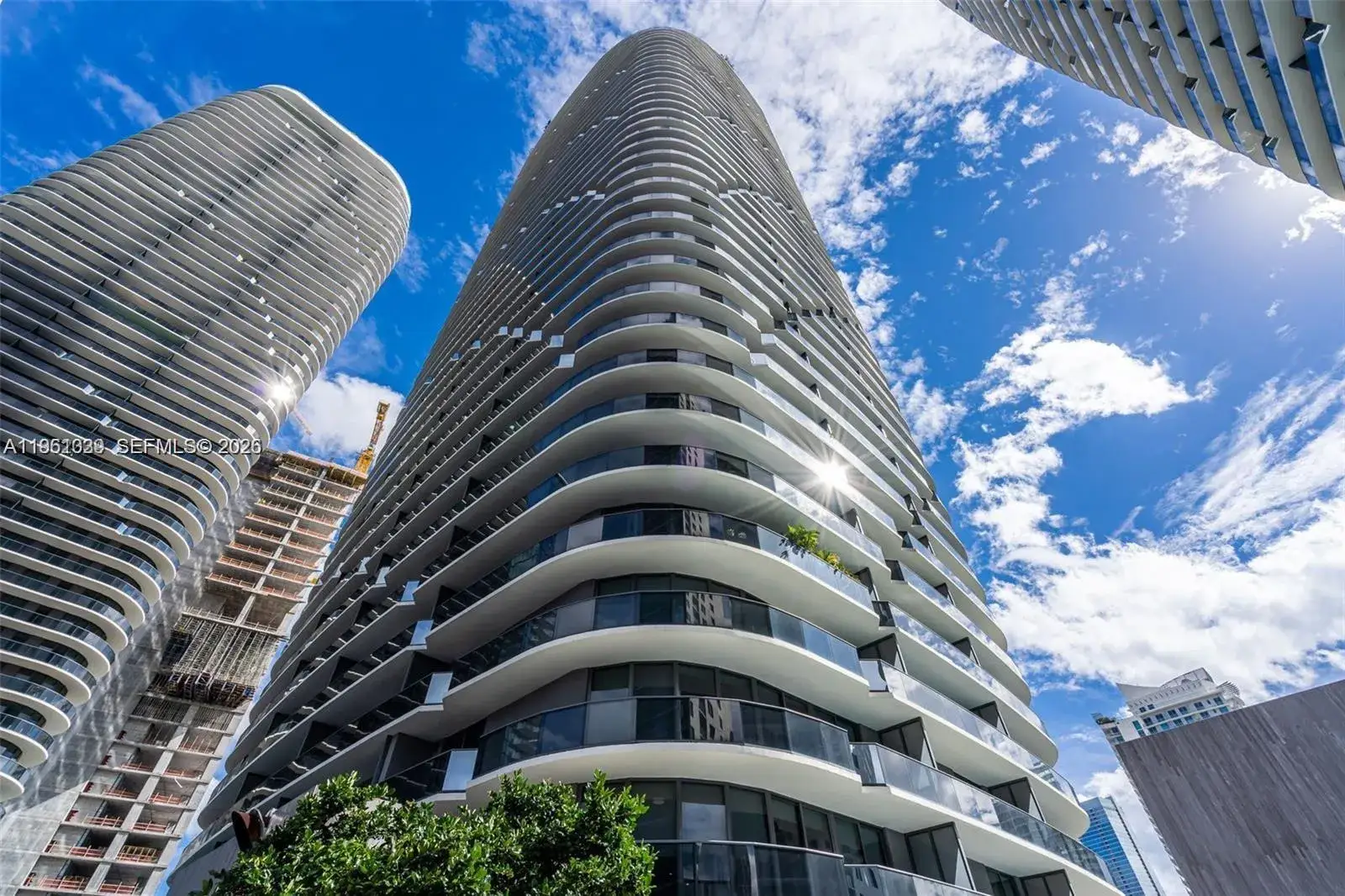 1 bedroom 2 bath Residential for sale at 45 SW 9th St # 2204, Miami FL 33130