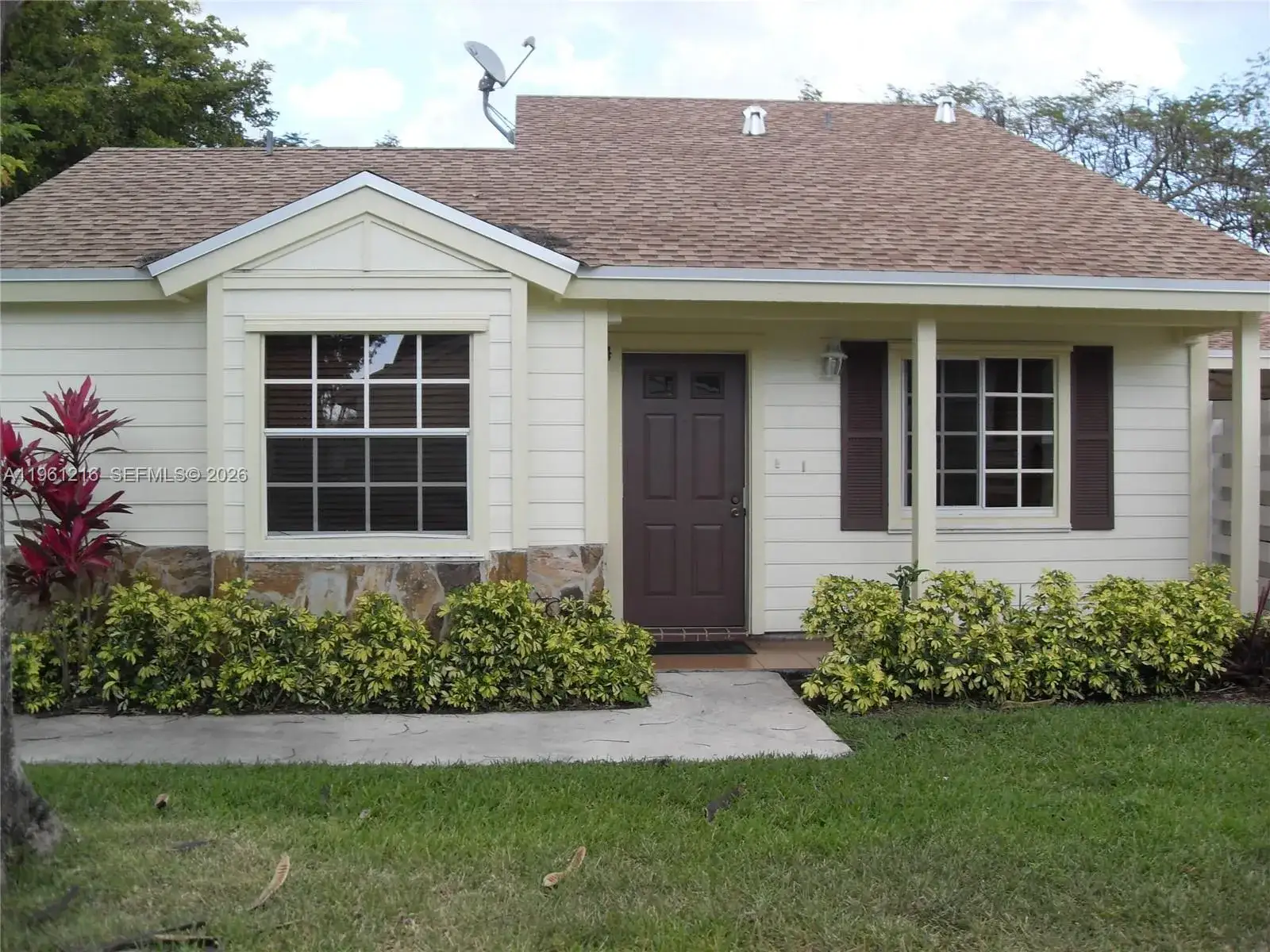 2 bedroom 1 bath Residential for sale at 13716 SW 149th Cir Ln # 61, Miami FL 33186