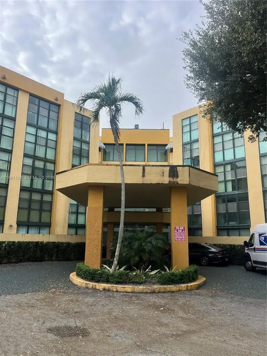 2 bedroom 2 bath Residential for sale at 11800 SW 18th St # 4, Miami FL 33175