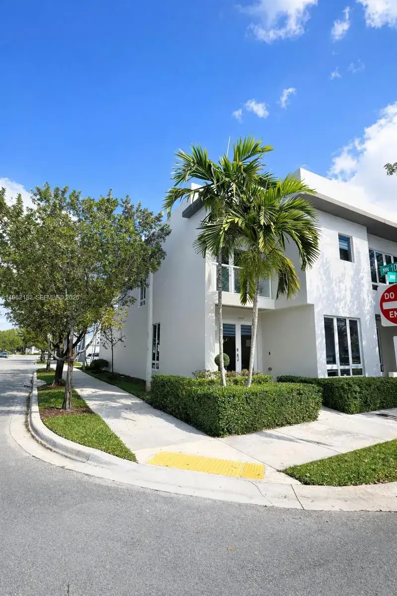 4 bedroom 3 bath Residential for sale at 10565 NW 64th Way, Doral FL 33178