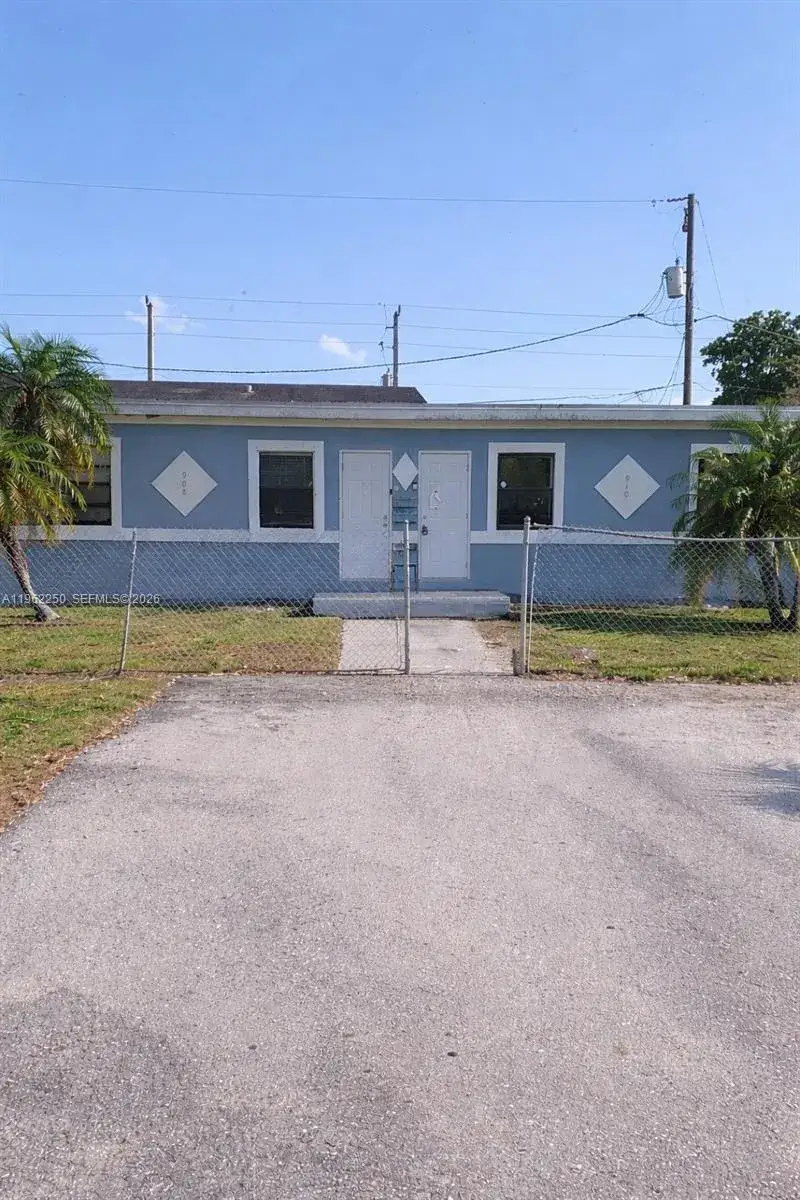 Residential Income for sale at 908 SW Avenue D, Belle Glade FL 33430