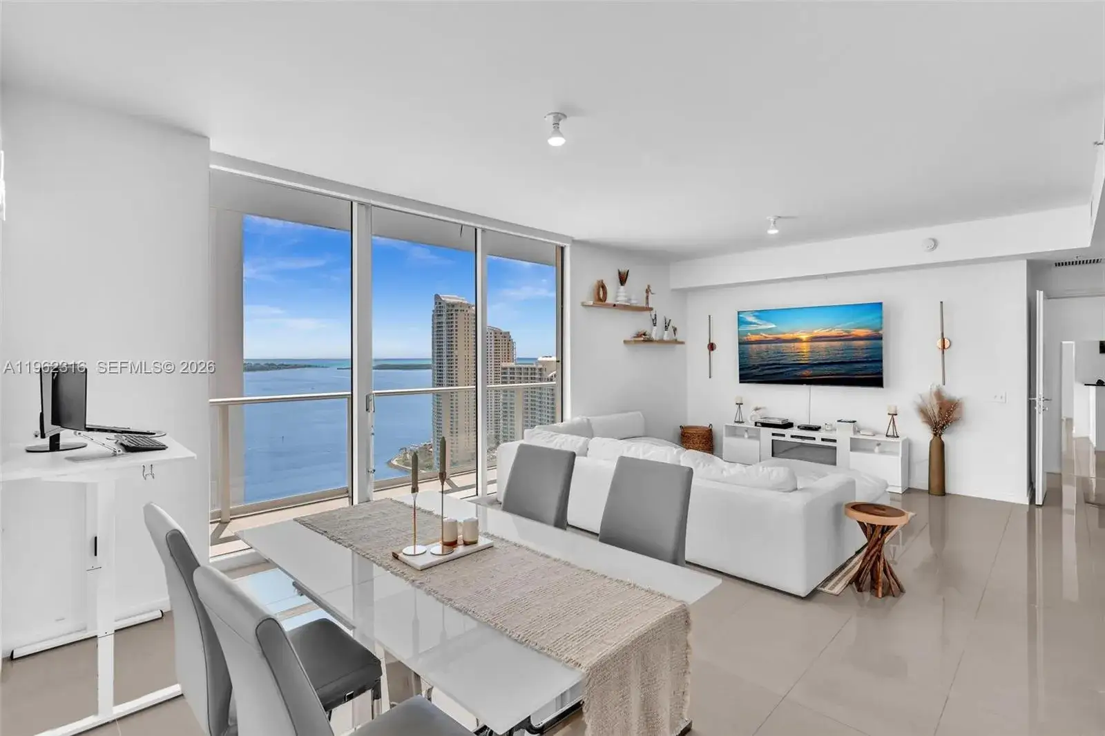 2 bedroom 2 bath Residential Lease for rent at 300 S Biscayne Blvd # 2916, Miami FL 33131