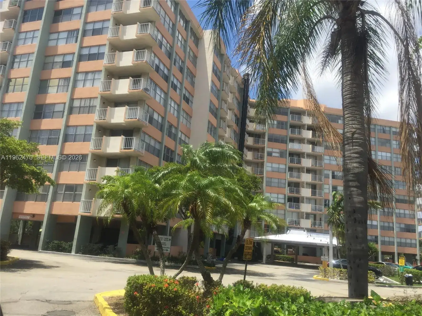 1 bedroom 1 bath Residential for sale at 1300 NE Miami Gardens Dr # 804E, Miami FL 33179
