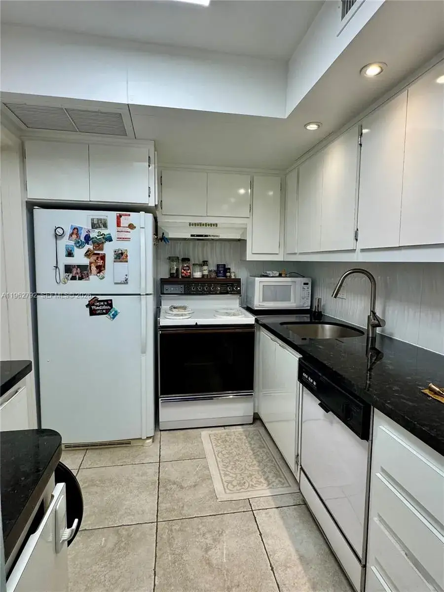 2 bedroom 2 bath Residential for sale at 2940 NE 203rd St # C, Aventura FL 33180