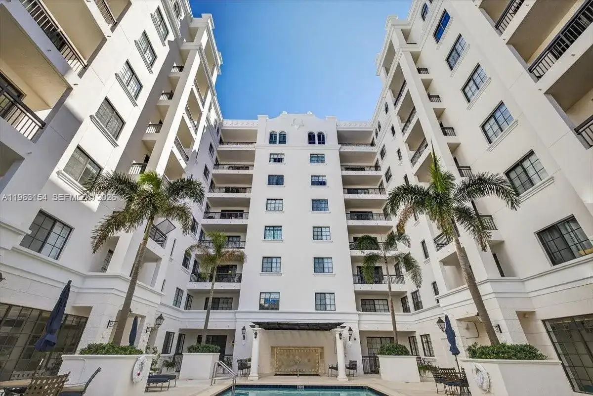 1 bedroom 1 bath Residential for sale at 233 S Federal Hwy # 202, Boca Raton FL 33432