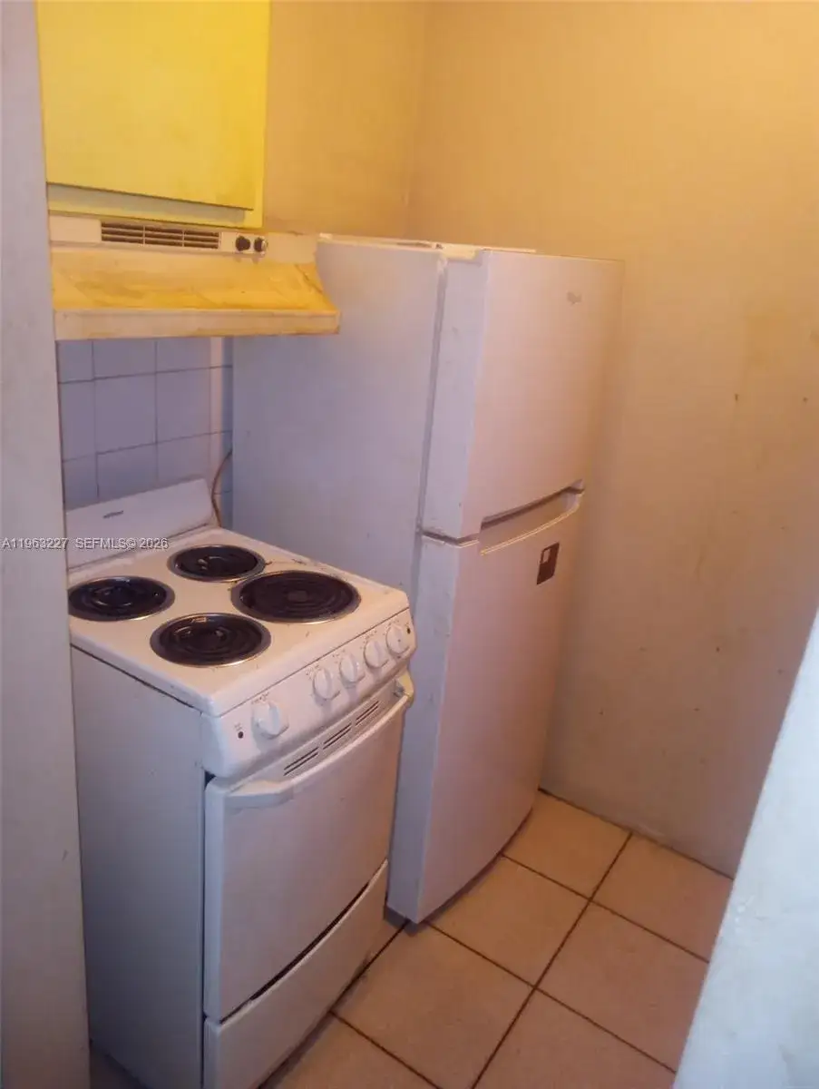 1 bedroom 1 bath Residential Lease for rent at 1925 Harding St # D, Hollywood FL 33020
