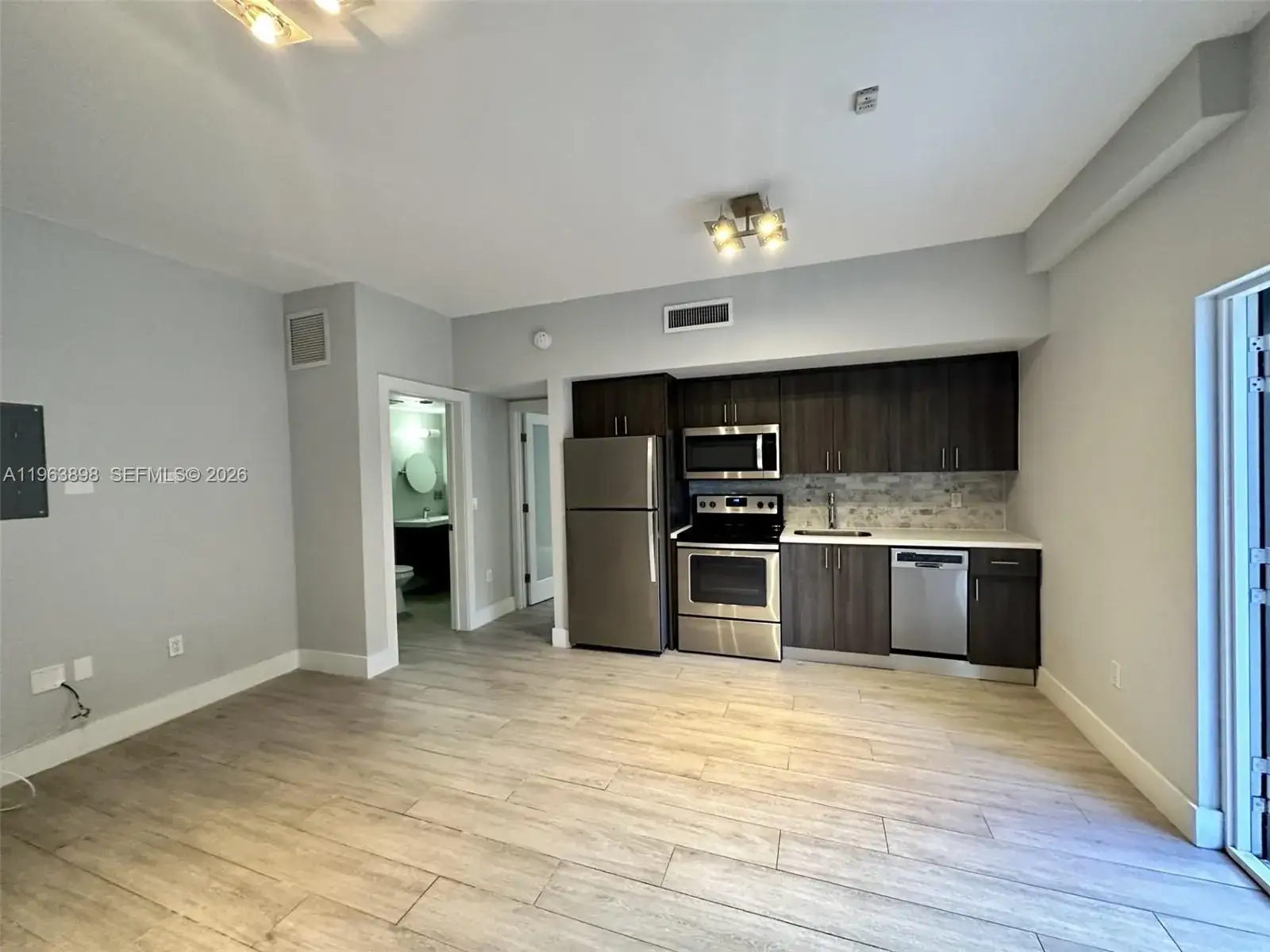 1 bedroom 1 bath Residential Lease for rent at 1100 10th St # 09, Miami Beach FL 33139