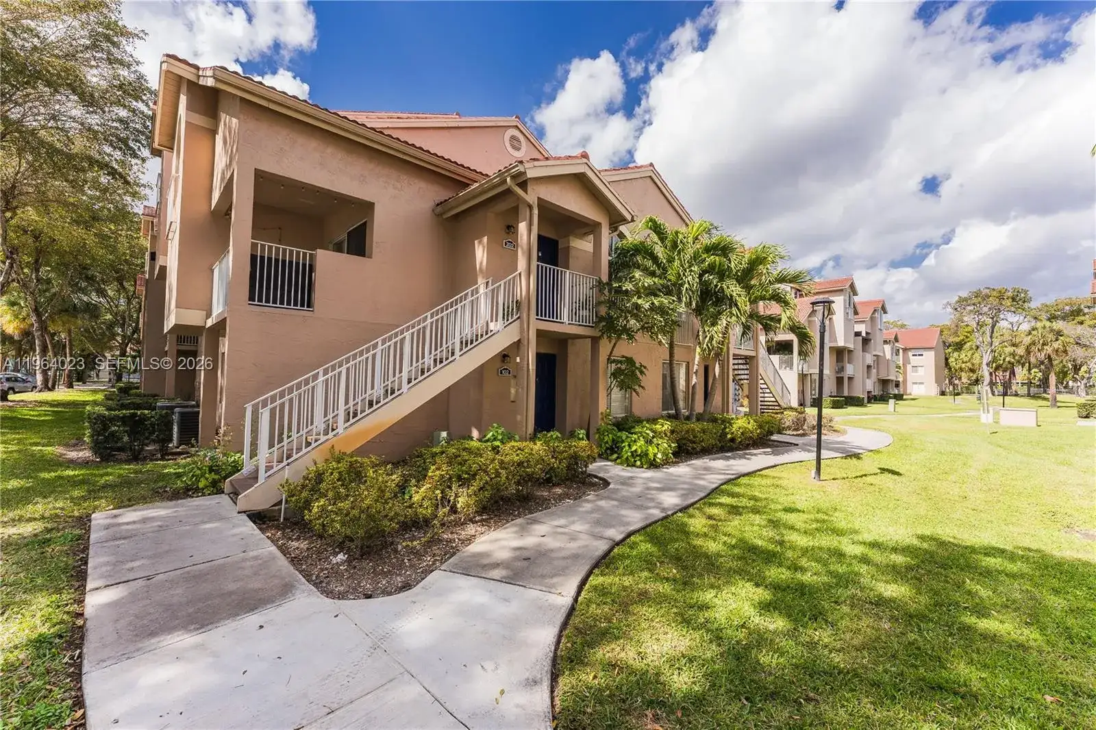 1 bedroom 1 bath Residential for sale at 10521 SW 157th Pl # 102, Miami FL 33196