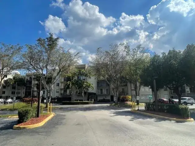 3 bedroom 2 bath Residential for sale at 14250 SW 62nd St # 320, Miami FL 33183