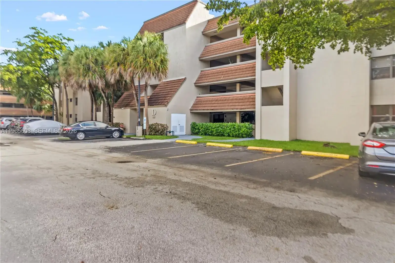 2 bedroom 2 bath Residential Lease for rent at 481 Ives Dairy Rd # 4, Miami FL 33179