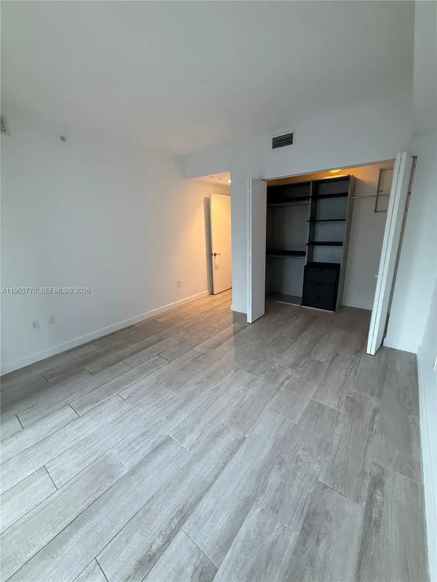 1 bedroom 1 bath Residential Lease for rent at 45 SW 9th St # 1004, Miami FL 33130