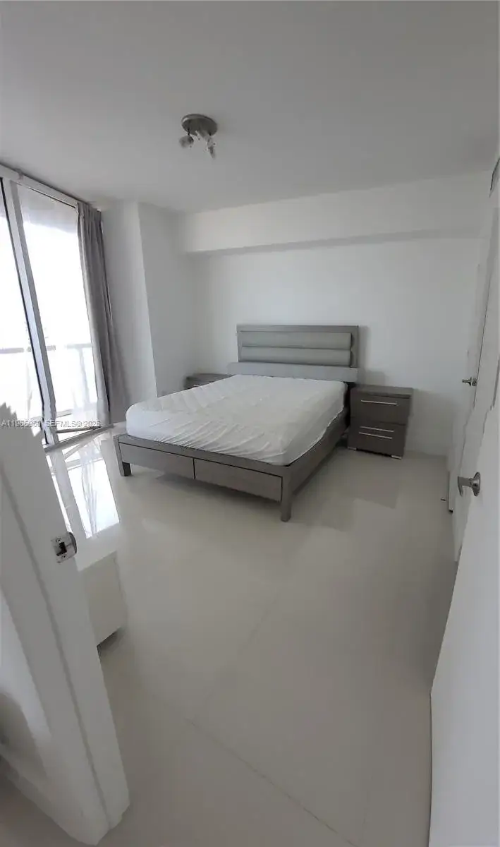 2 bedroom 2 bath Residential Lease for rent at 475 Brickell Ave # 3709, Miami FL 33131