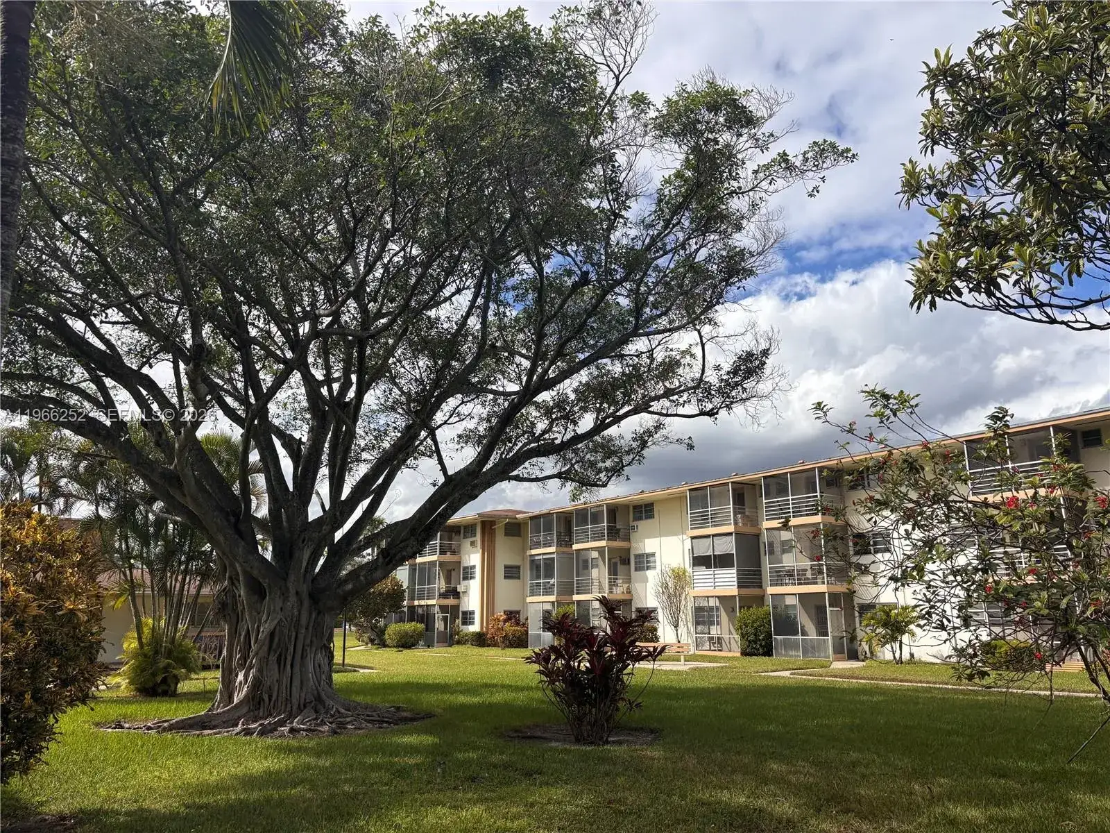 1 bedroom 1 bath Residential for sale at 16900 NE 14th Ave # 111, Miami FL 33162