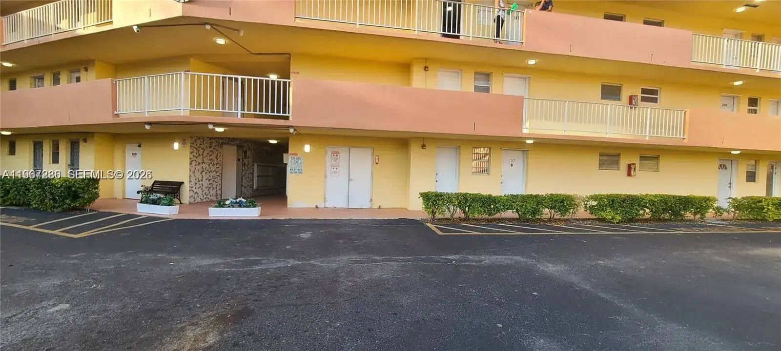 1 bedroom 1 bath Residential Lease for rent at 1540 NE 191st St # 207, Miami FL 33179