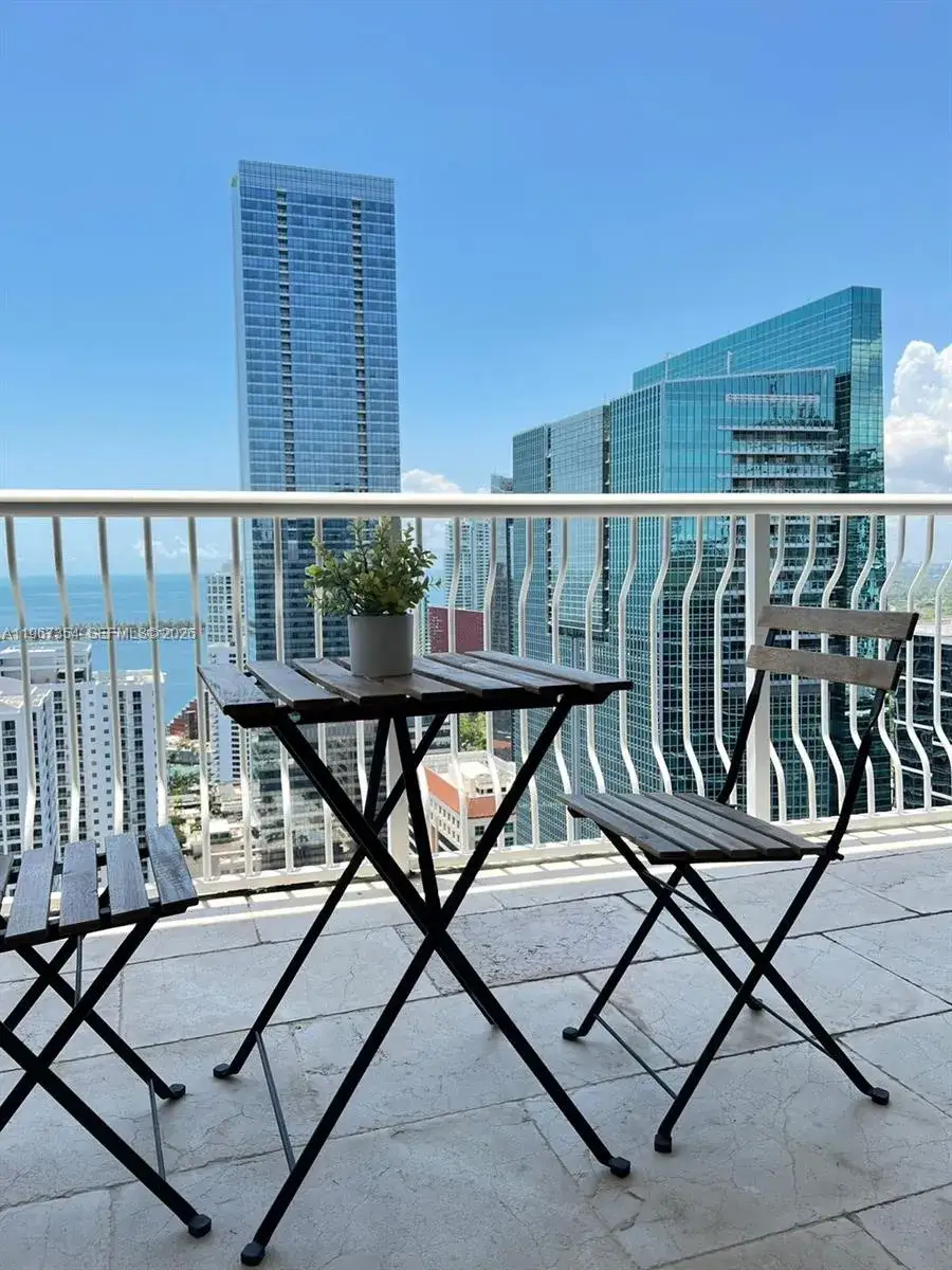 1 bedroom 1 bath Residential for sale at 1200 Brickell Bay Dr # 4217, Miami FL 33131