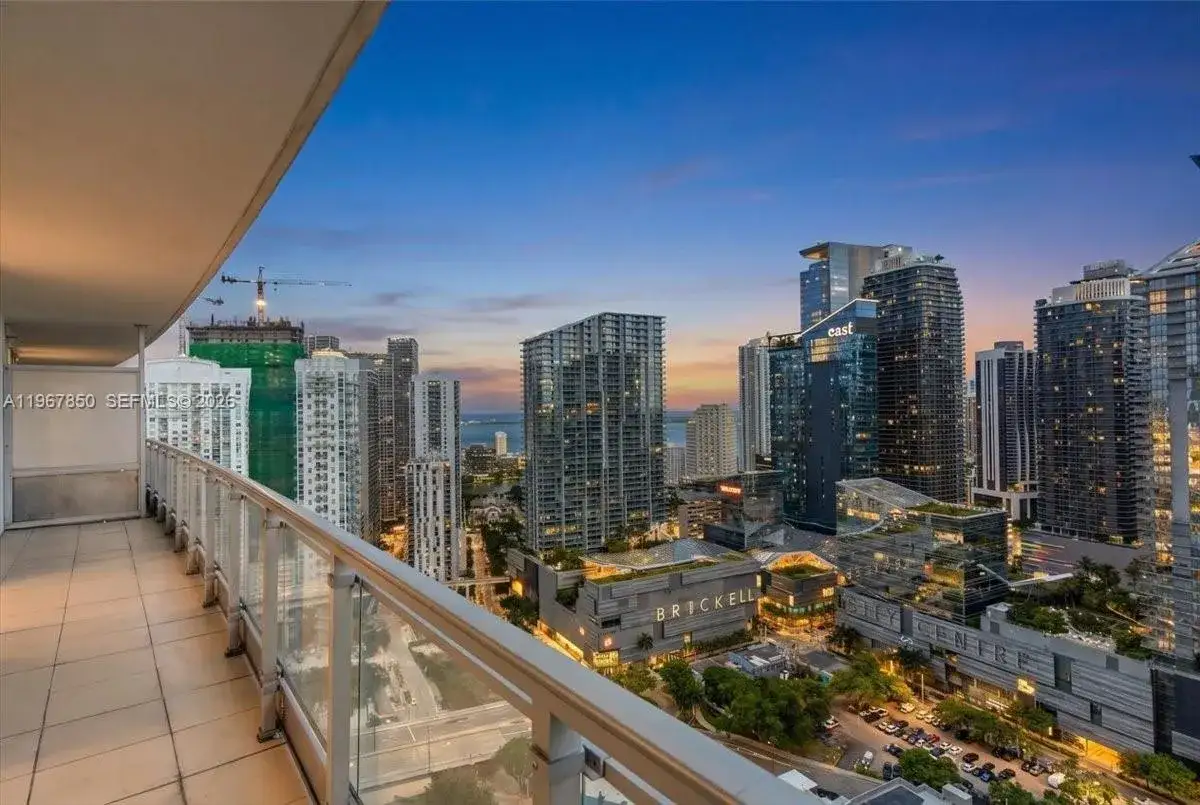 2 bedroom 2 bath Residential for sale at 92 SW 3rd St # 3804, Miami FL 33130