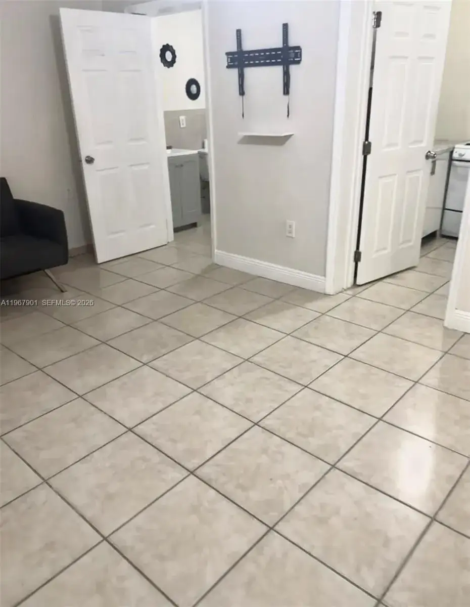 1 bedroom 1 bath Residential Lease for rent at 103xx SW 168th St # 0, Miami FL 33157