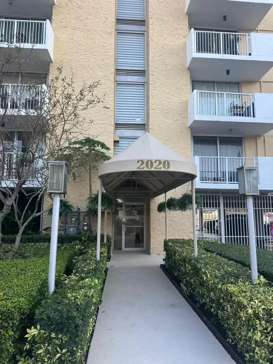 1 bedroom 1 bath Residential for sale at 2020 NE 135th St # 811, North Miami FL 33181