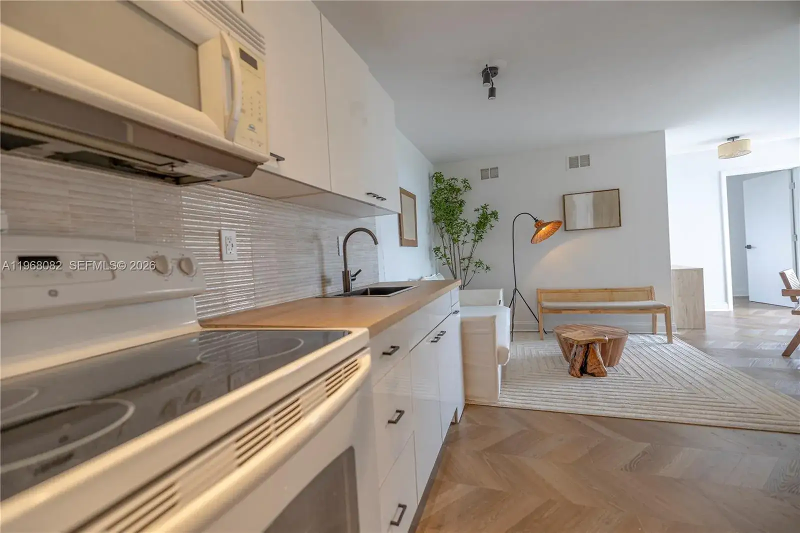 1 bedroom 1 bath Residential Lease for rent at 1255 W Collins Ave # 604, Miami Beach FL 33139