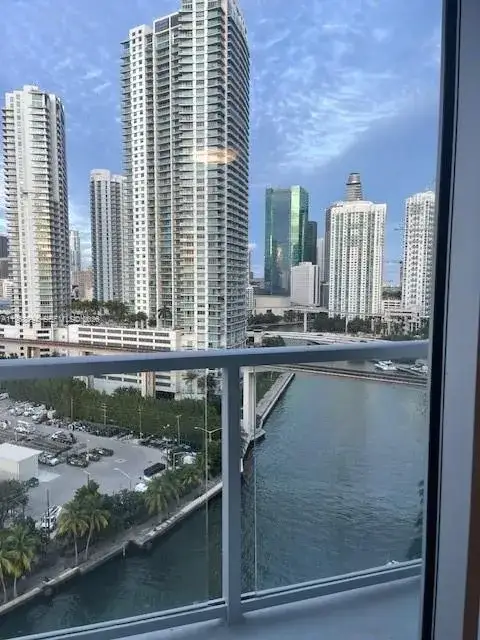 1 bedroom 1 bath Residential Lease for rent at 185 SW 7th St # 1605, Miami FL 33130